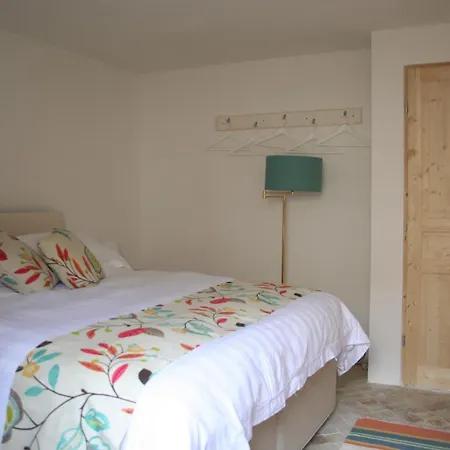 Miramont-de-quercy Sleeps 8 Pool Wifi *